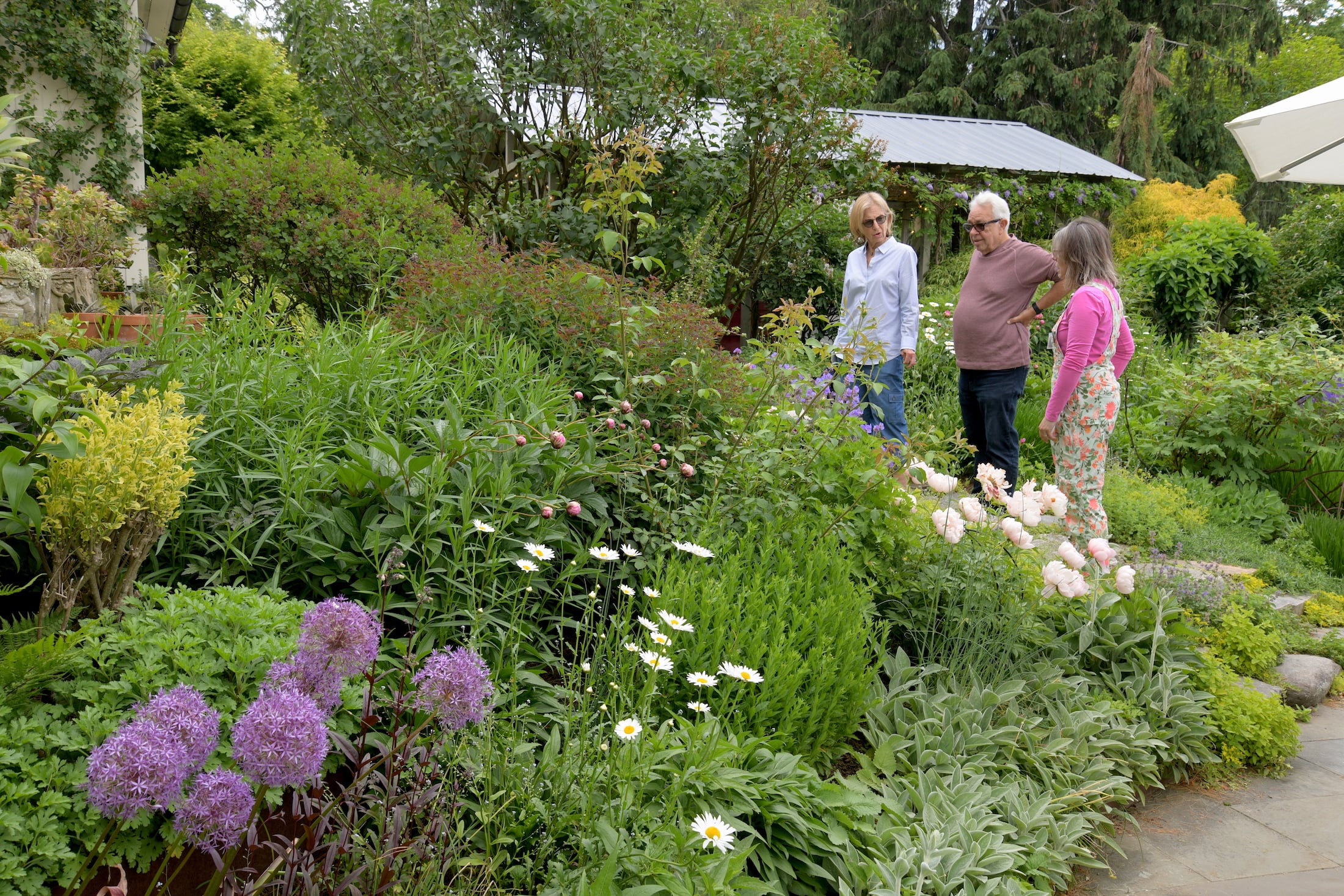 Caroline Carrier, gardener with Gardener’s Touch, answering questions from Lennie & Suzie Stein, Danbury