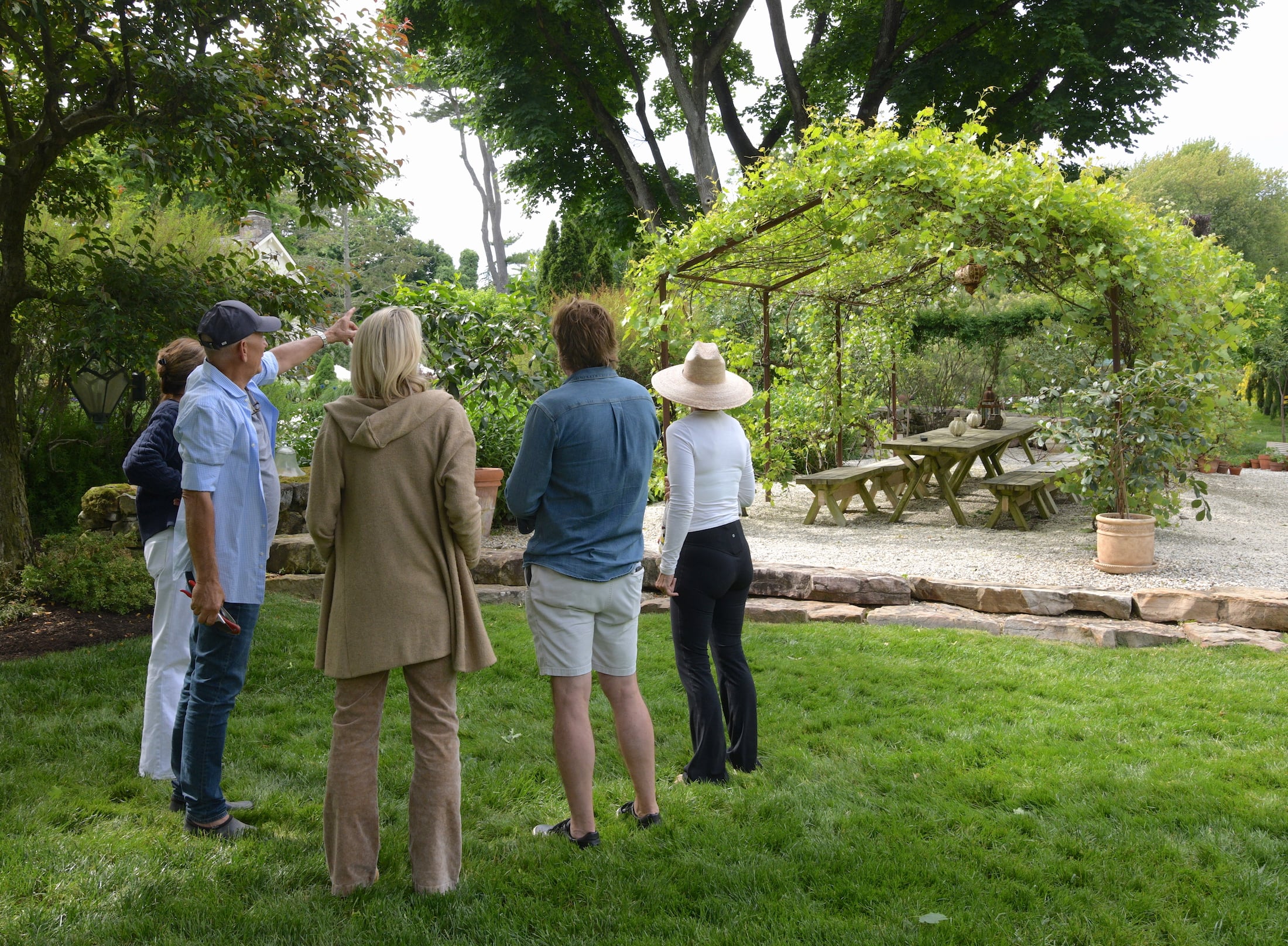 John & Melissa Ceriale describe the grapevine arbor to visitors