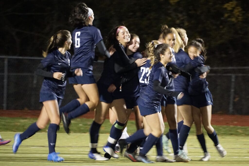 Gaby Gonzalez, wearing pink headband, is mobbed by her teammates after her score -- Photo Charlotte Strandell