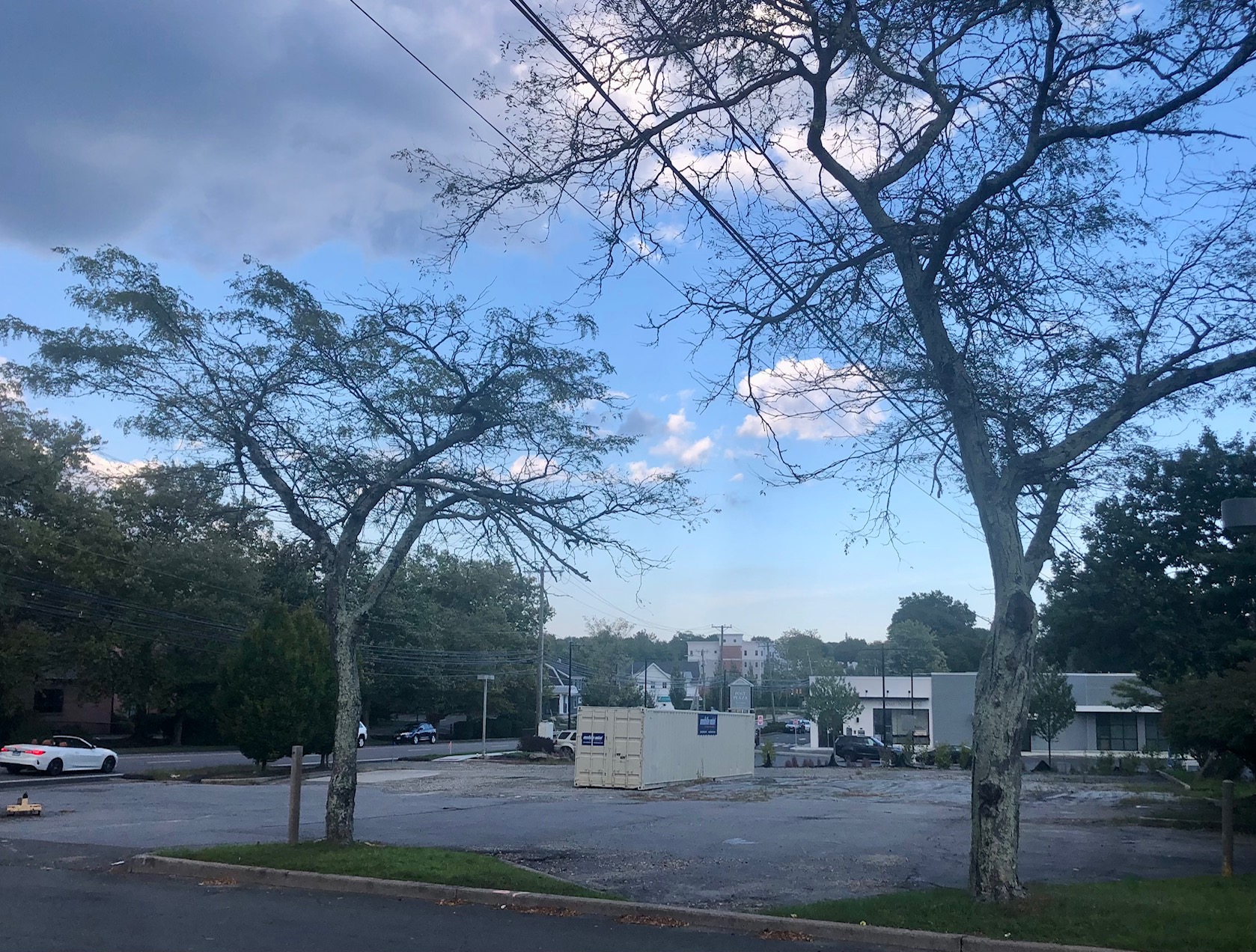 The former site of a gas station, now envisioned for a small food establishment with drive-through. / Photo by Thane Grauel