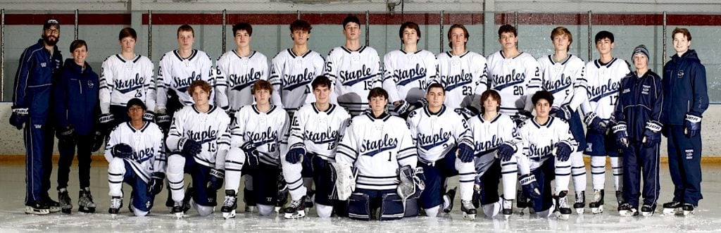 2022-23 Staples boys hockey team - Photo staplesboyshockey.com
