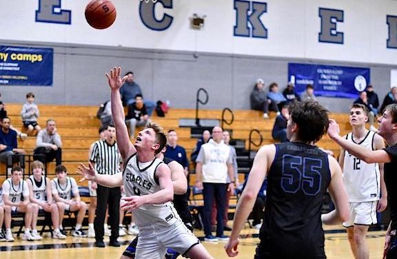 Staples boys basketball turns tide against Blue Wave