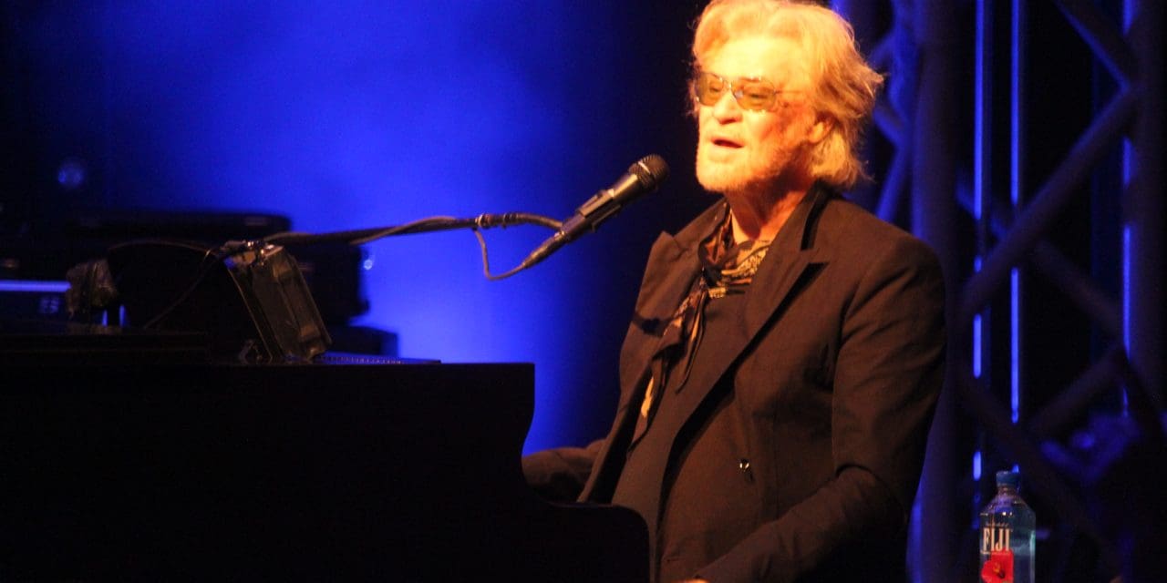 Daryl Hall shows crowd he’s not out of touch