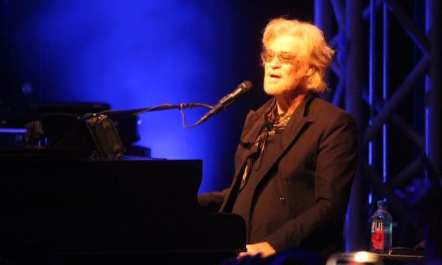 Daryl Hall shows crowd he’s not out of touch
