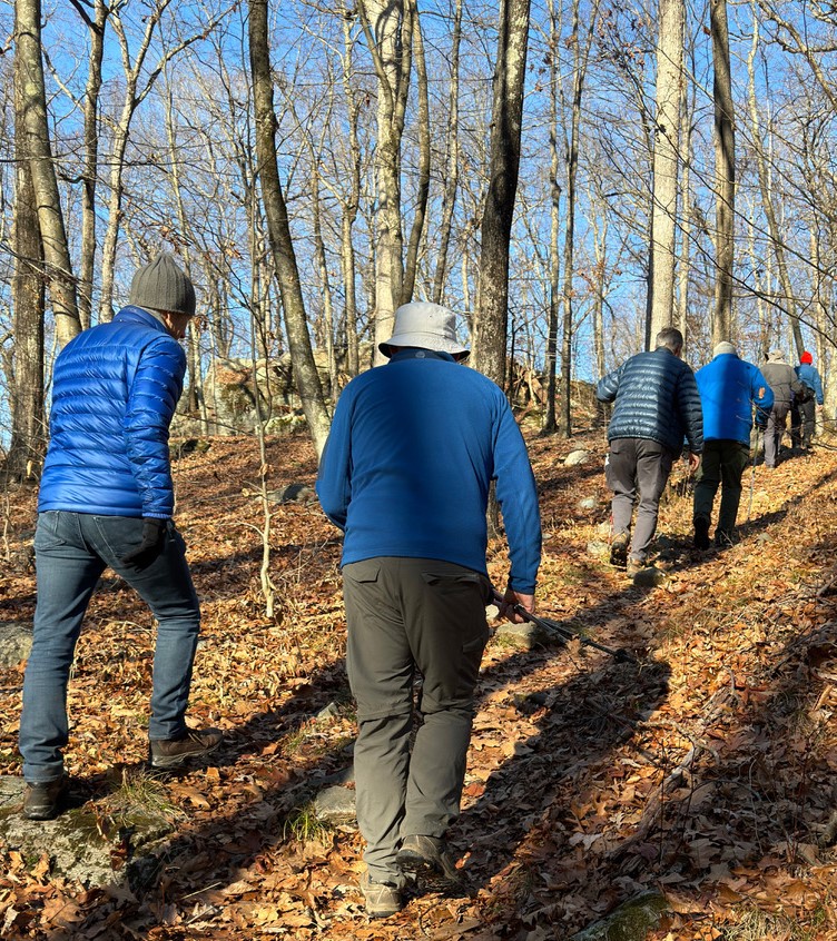 Hiking in Devil's Den - Photo Julio Perez Fontan