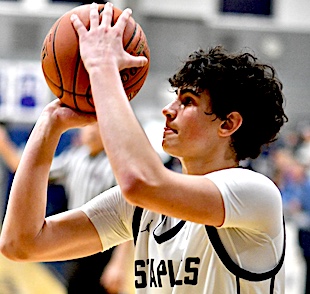 Staples boys basketball rallies for comeback win over Wilton