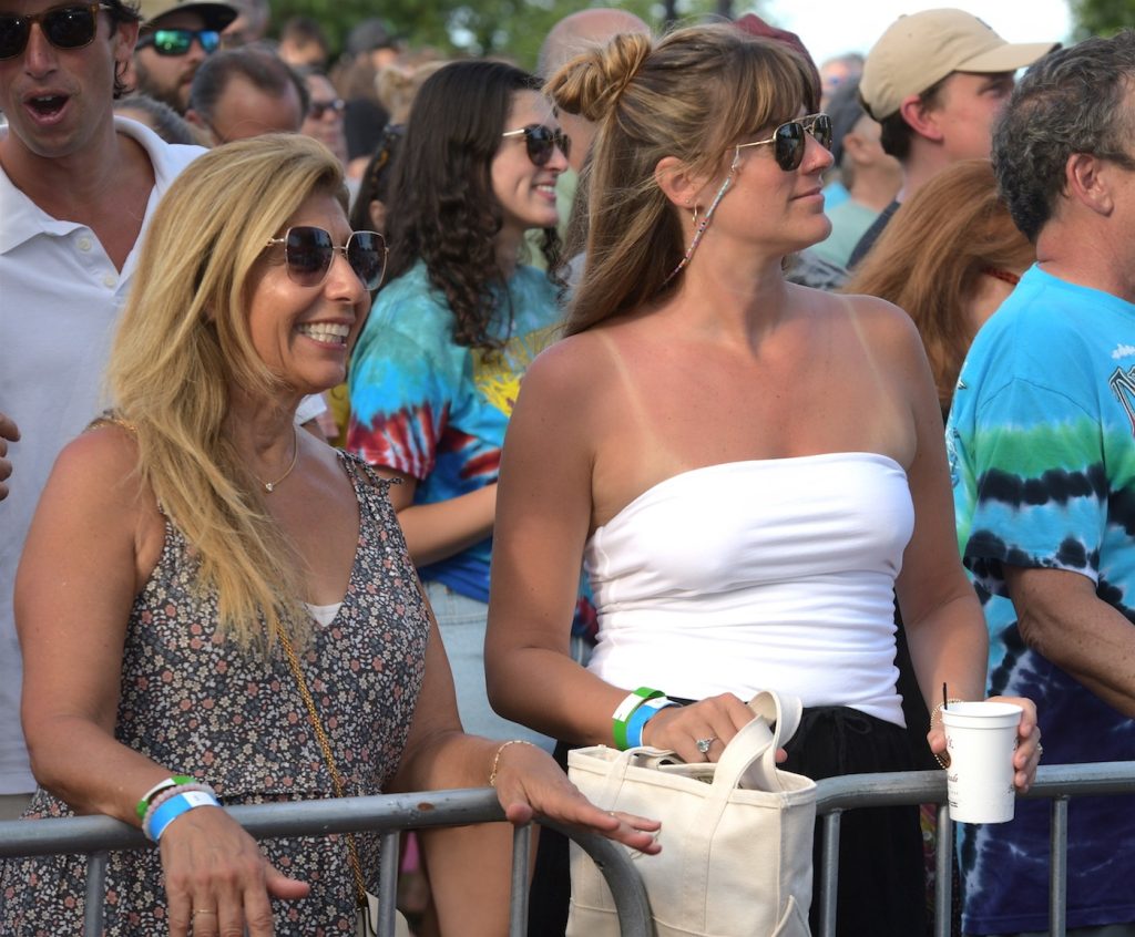 Lorraine Tartaglia (l), Westport, and Grace Arana from Mystic - Photo JC Martin