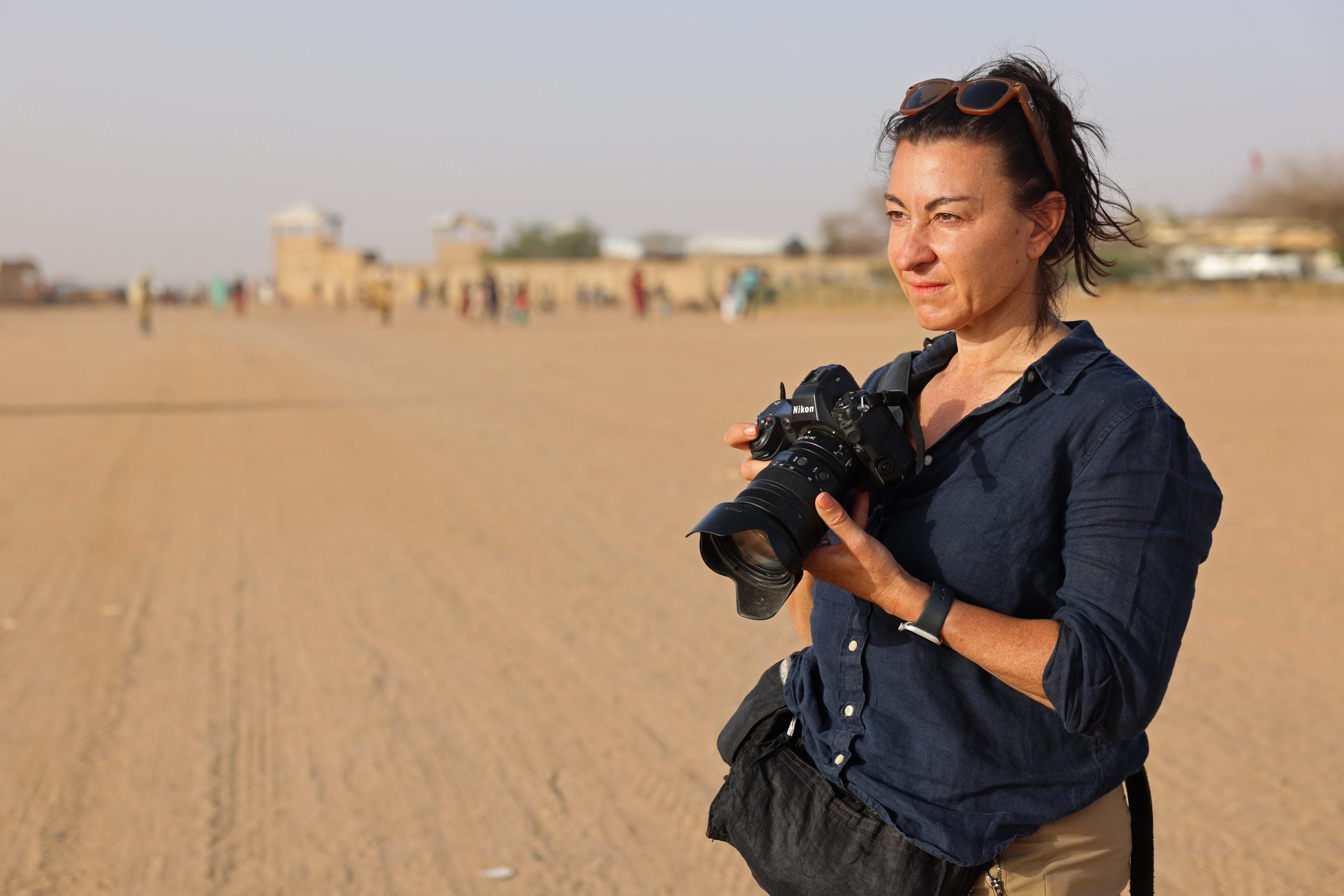 Lynsey Addario on assignment in Iridimi Refugee Camp, Wadi Fira, Chad - Photo National Geographic/Caitlin Kelly