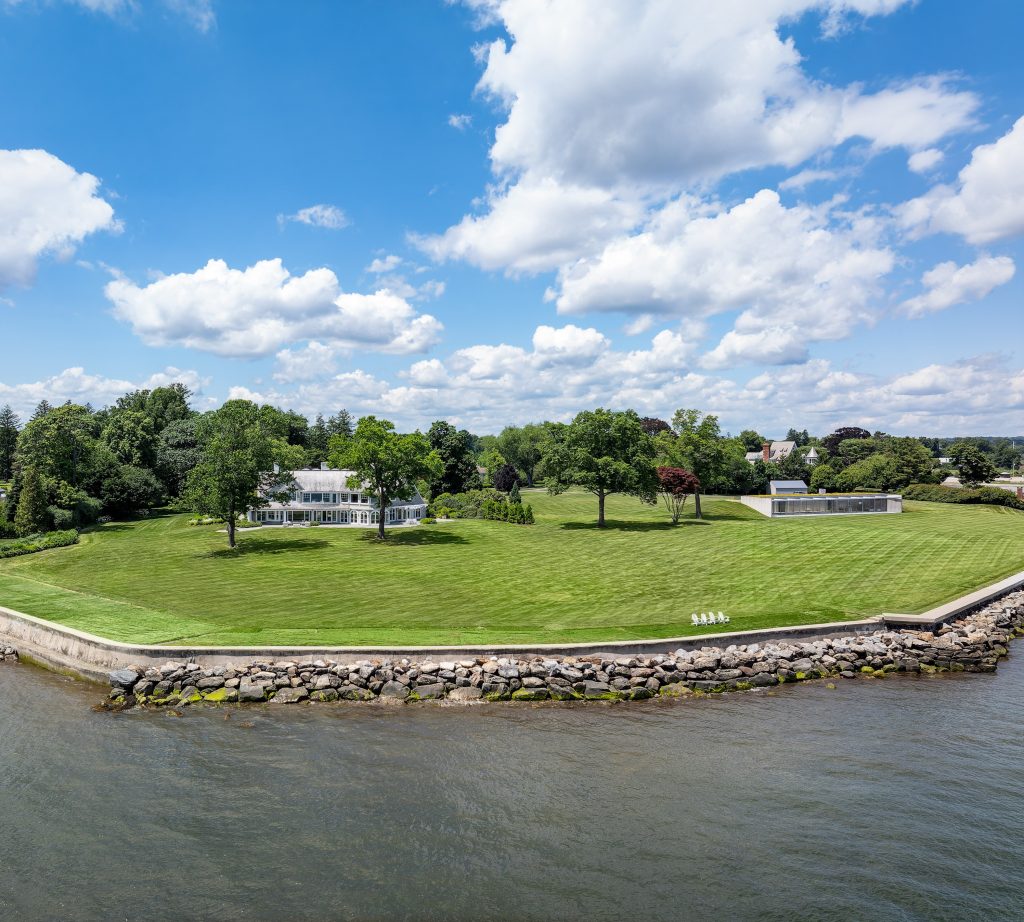 120, 122, 124, 128 Beachside Ave. - Photo Leslie Clarke Team at Compass