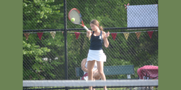 Girls tennis extends season-starting win streak to five before falling